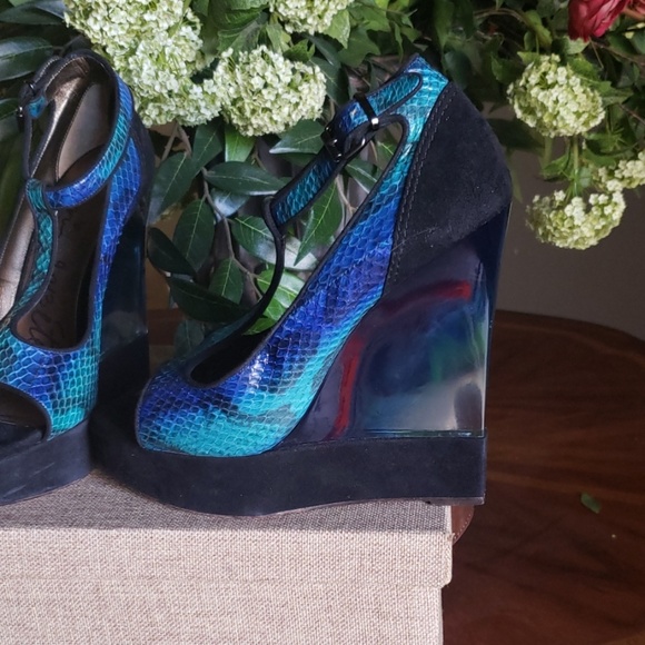 Shoes - Picture 4 of 8